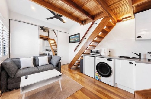 Mermaid Waters House | Cosy Loft Studio in Mermaid Walk to Beach!