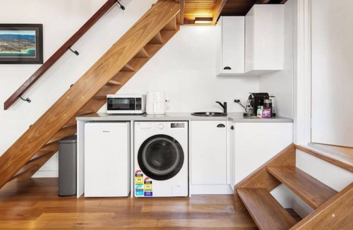 Mermaid Waters House | Cosy Loft Studio in Mermaid Walk to Beach!