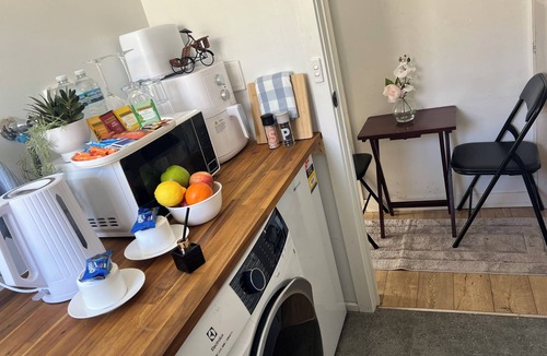 Westmeadows House | Cosy Private Entry Guest Suite with luscious garden- 6 Minutes to Airport