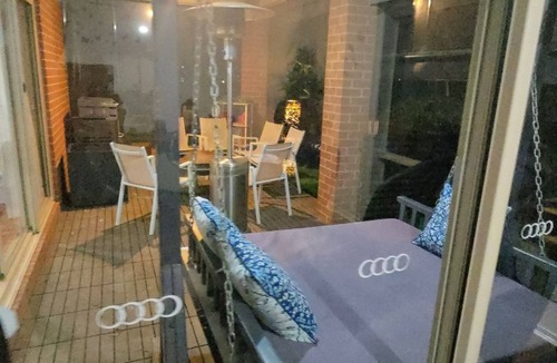 Drouin House | Cosy spacious hill holiday home