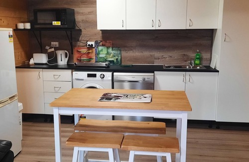Maryborough Cabin | Cosy Studio Cabin at 94 Churchill Street, Maryborough QLD (Dog Friendly only)