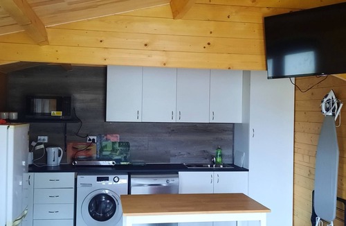 Maryborough Cabin | Cosy Studio Cabin at 94 Churchill Street, Maryborough QLD (Dog Friendly only)