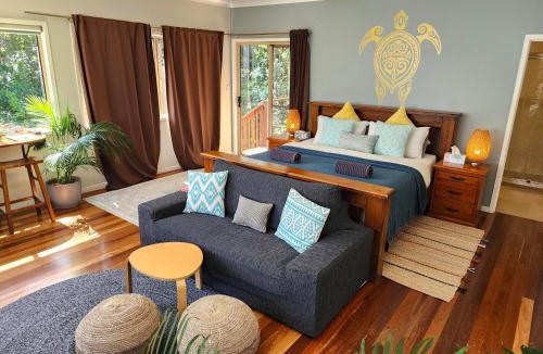 Doonan House | Cosy Studio with Forest Views, Noosa Hinterland