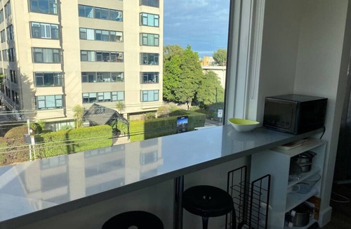 South Yarra Apartment | Cosy + Stylish 1BD South Yarra Retreat w/Parking