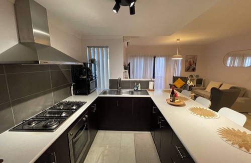 Nollamara Bed & Breakfast | Cosy White Retreat