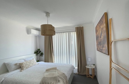 Nollamara Bed & Breakfast | Cosy White Retreat