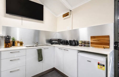 Preston Beach House | Cosy Winter Retreat Fire, Tea & Sauna