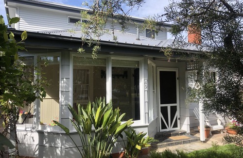 Queenscliff House | Cottage short walk to main street and Santa Casa beach