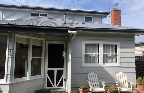 Queenscliff House | Cottage short walk to main street and Santa Casa beach