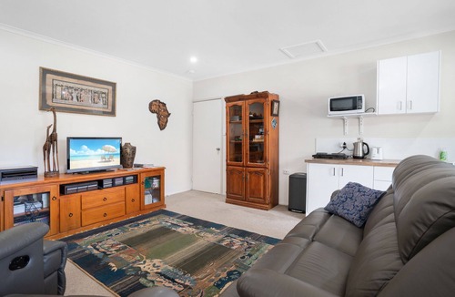 North Deep Creek Bed & Breakfast | Country accommodation handy to town. Stunning rural views overlooking pool.