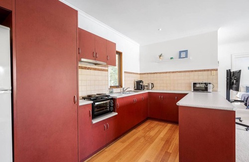 Wonga Park House | Country Charm Cottage with Pool & Forest Views