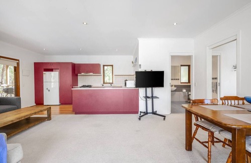 Wonga Park House | Country Charm Cottage with Pool & Forest Views