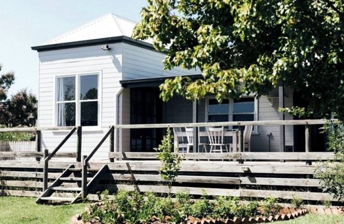Rutherglen House | Country House - sleeps 6-8. Vineyard views & stroll to town. Pet Friendly !