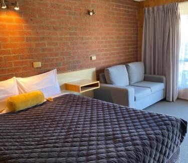 Peak Hill Hotel | Country Roads