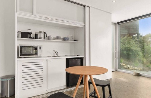 McCrae Apartment | Couples Hillside Retreat