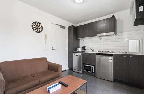 Box Hill Apartment | Couples Studio | Steps to Hospital & Medical Institute