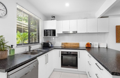 Noosaville Apartment | Couples Tropical Bliss Retreat Private Spa