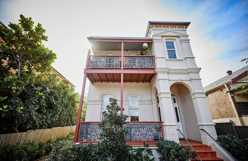 Ashfield Apartment | Courtyard Esperanza - Sunny Heritage Chic