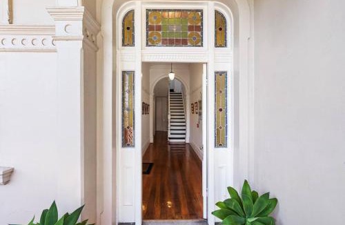 Ashfield Apartment | Courtyard Esperanza - Sunny Heritage Chic