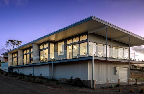 Penneshaw Apartment | Cove Landing Ocean View Apt-2&3 Sleeps 8