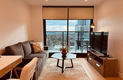 Box Hill Apartment | Cozy 1-Bed Flat with City Views