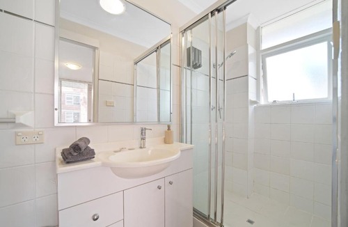 North Sydney Apartment | Cozy 1 Bed Harbour View Apartment and Free Carpark