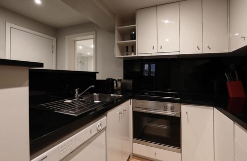 South Yarra Apartment | Cozy 1 Bedroom Apartment With Pool And Gym
