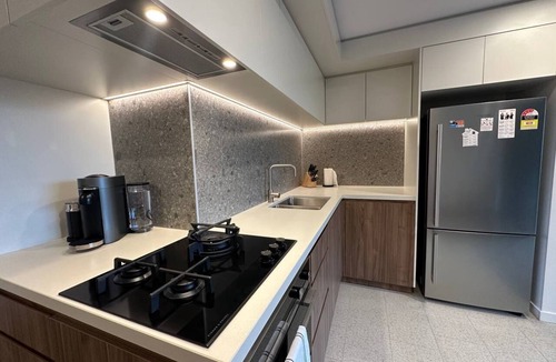 Dickson Apartment | Cozy 2BR-2BA Rooftop Pool & BBQ, WiFi & Netflix