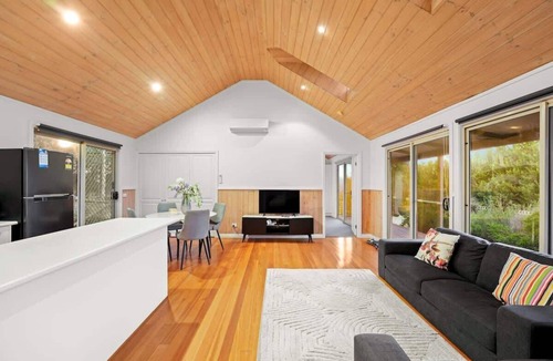 Balnarring Cottage | Cozy 2BR Cottage Near Beach & Village Shops
