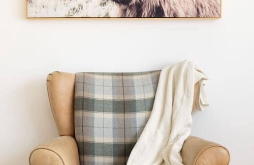 Calamvale House | Cozy 4BR Retreat: Workspace Near Shops & Highways