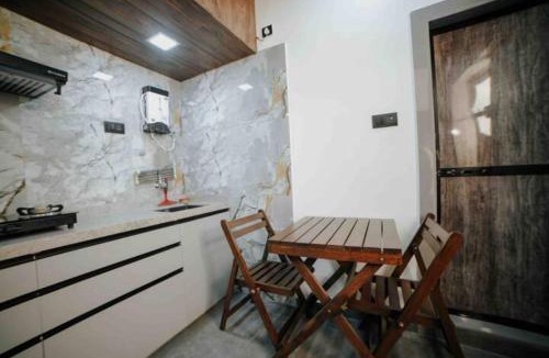 Andheri West Apartment | Cozy AC Studio W/ Kitchenette Nr Kokilaben Hosp.
