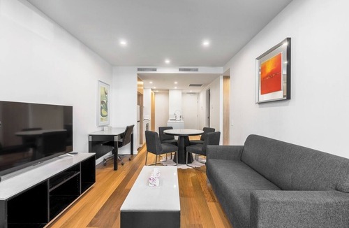 Braddon Apartment | Cozy and Central Located 2BR Apartment w/Parking