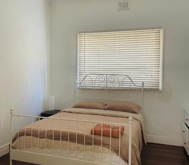 East Victoria Park House | Cozy and Peaceful home surrounding by cafes and restaurants