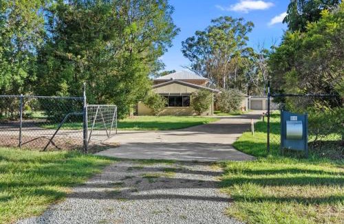 Capalaba House | Cozy and Spacious 2-Bedroom Retreat Capalaba