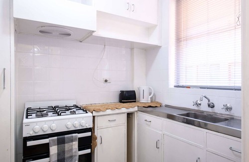 Perth Central Business District Apartment | Cozy, budget-friendly 1BR motel unit, near park, easy access to free buses