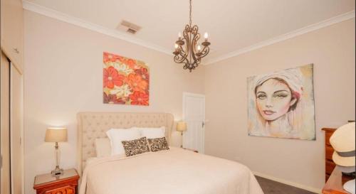 East Tamworth Villa | Cozy Cottage with Full Kitchen, Backyard & Patio