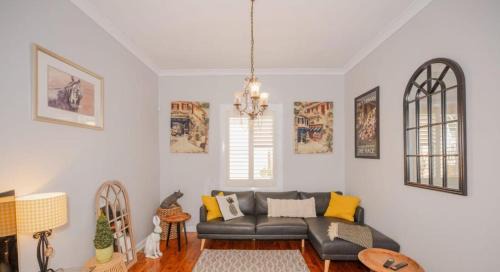 East Tamworth Villa | Cozy Cottage with Full Kitchen, Backyard & Patio
