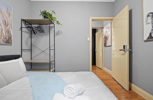 Surry Hills House | Cozy Double Room - AC- Seconds to Central Station - Shared Bathroom