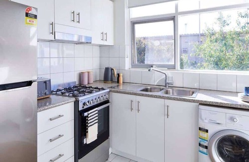 Elwood Apartment | Cozy Escape near St Kilda and Brighton