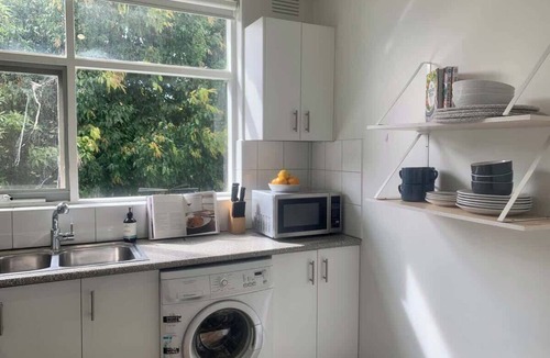 Elwood Apartment | Cozy Escape near St Kilda and Brighton