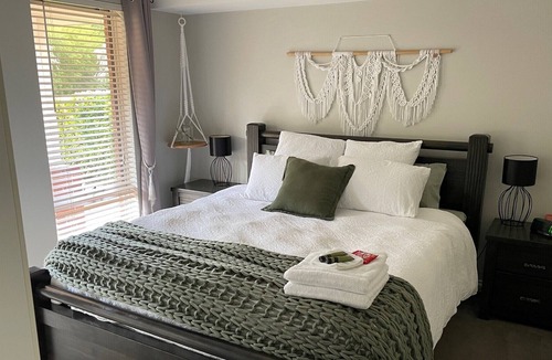 Dalyellup House | Cozy Hampton Escape