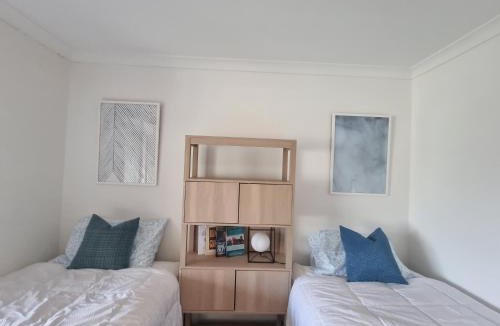 Falcon House | Cozy Home with Ocean View & Sunset- Walk to Falcon Beach