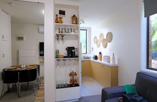Melbourne Apartment | Cozy Hommee In Between CBD & Airport - Free Parking & Self Check-In
