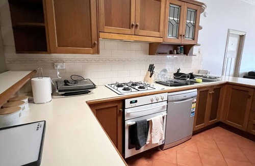 McKinnon House | Cozy Private Room like home | 5min walk to train