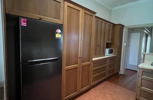 McKinnon House | Cozy Private Room like home | 5min walk to train