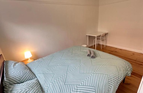 Broadmeadows House | Cozy Queen Room Conveniently Located - CR3