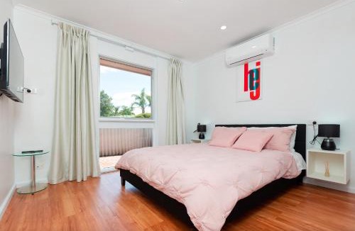 Paradise Villa | Cozy Retreat-4 Queen Bed, 3TV, Full Kitchen, Cot, Pets allowed-Fully Fenced, FreeWifi
