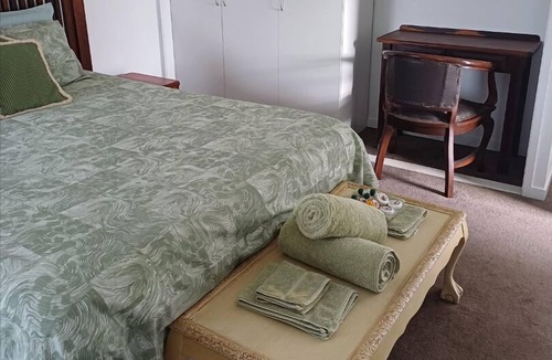 Atherton House | Cozy Room with Separate Entrance and Ensuit Bathroom