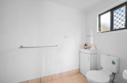 Loganlea House | Cozy Self-Contained Hospital Train and Shop Nearby