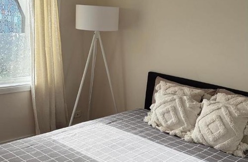St. Albans House | Cozy Studio Retreat in Saint Albans with Private Entrance